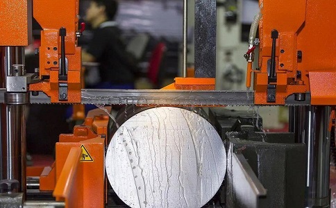 武宁立式金属带锯床切削出现跑带故障解决方法！